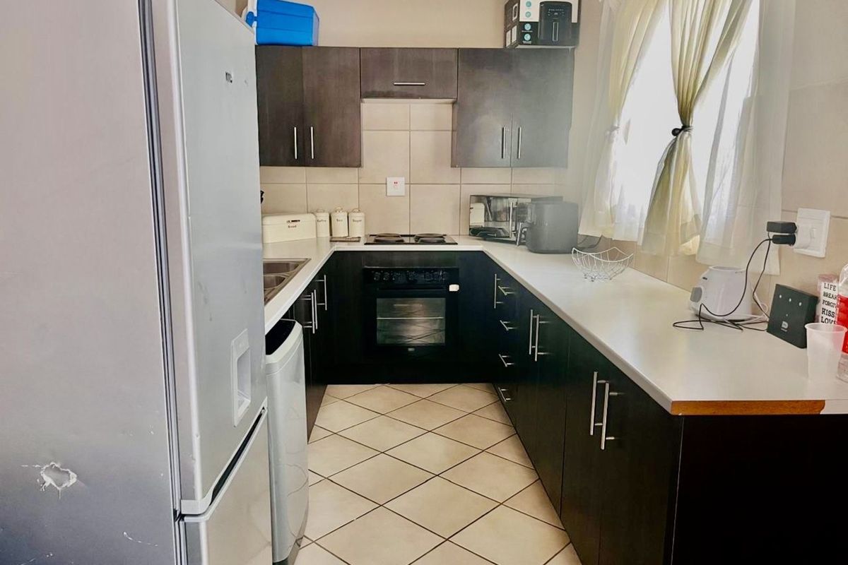 Townhouse For Sale in Evander - Photo 2