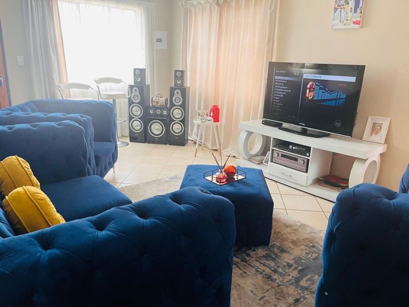 Townhouse For Sale in Evander - Photo 3