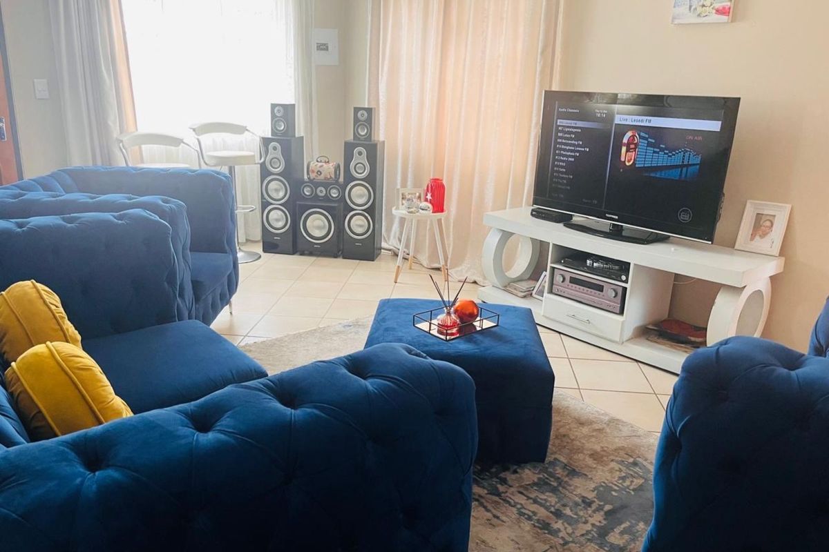 Townhouse For Sale in Evander - Photo 3