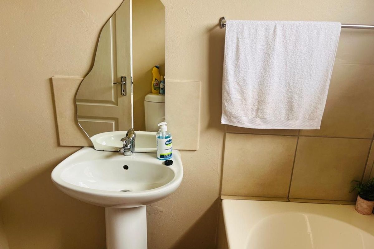 Townhouse For Sale in Evander - Photo 5