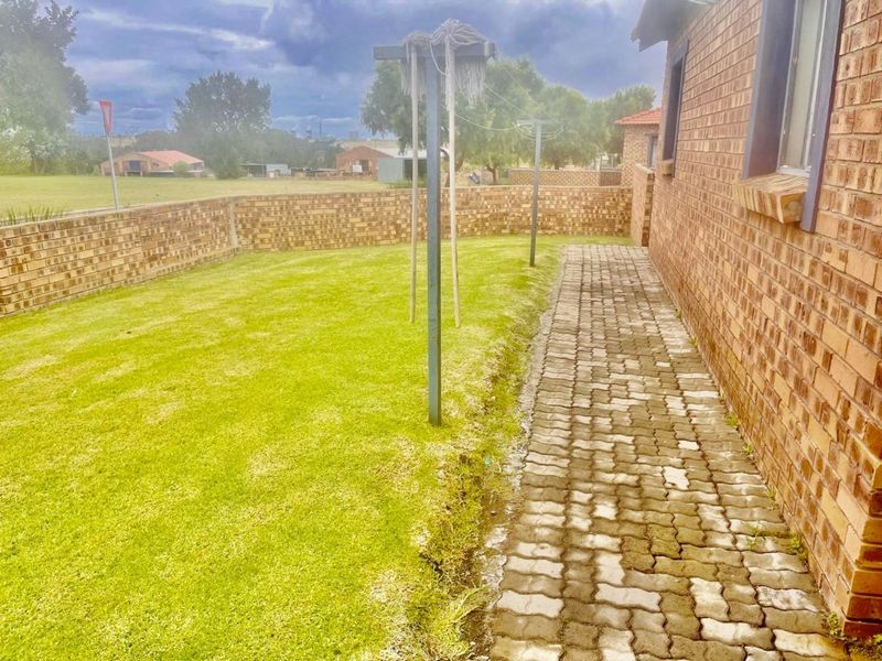 Townhouse For Sale in Evander - Photo 10