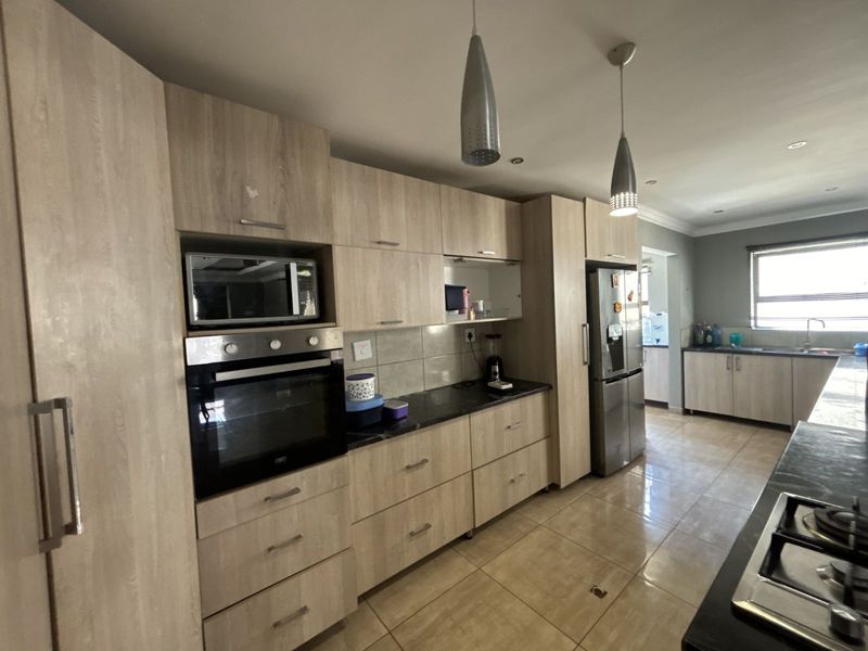 House For Sale in Golden Acres Estate - Photo 7