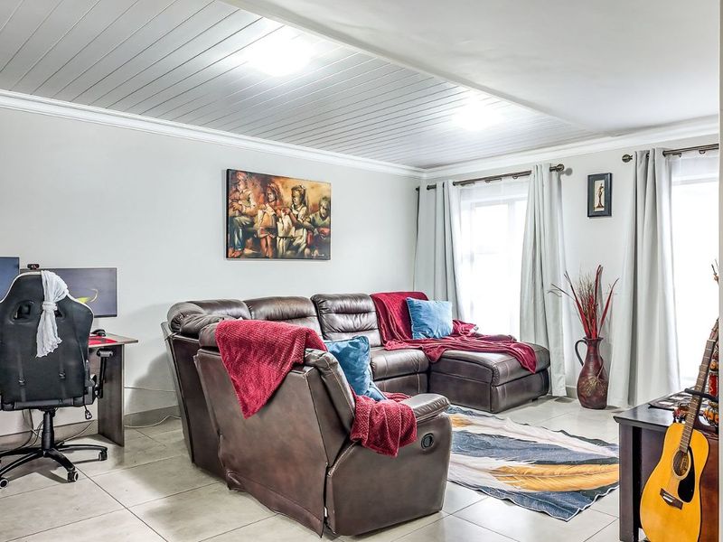 Townhouse For Sale in Dana Bay - Photo 7