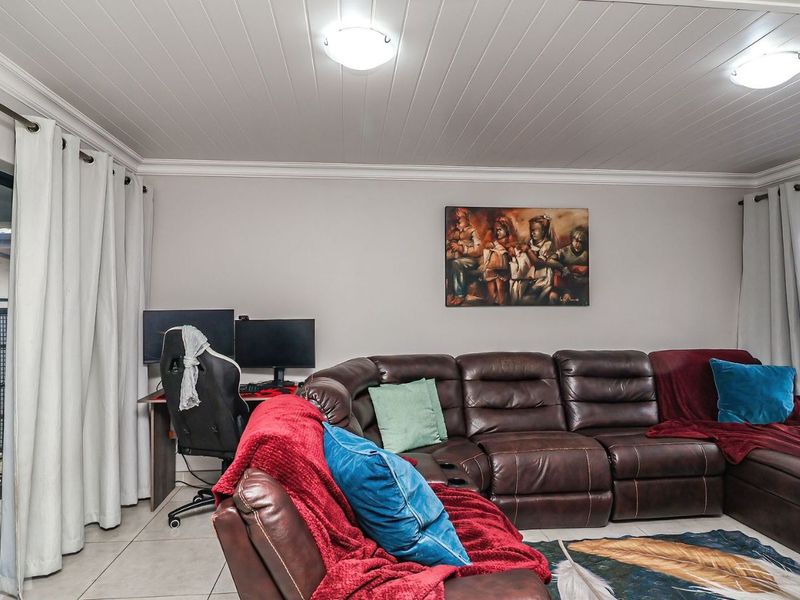 Townhouse For Sale in Dana Bay - Photo 9