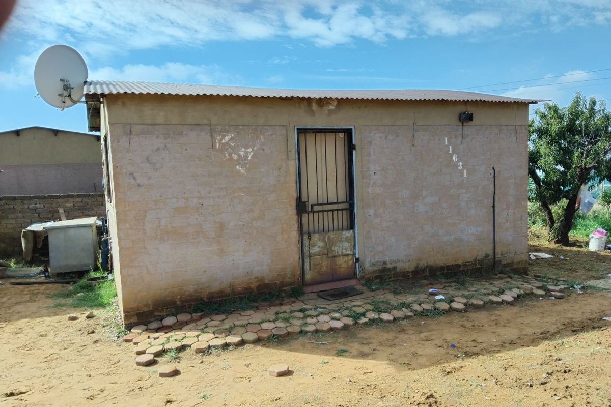 House For Sale in Mohlakeng - Photo 2