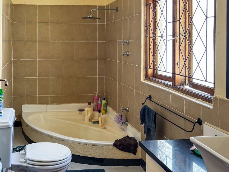 House For Sale in Richmond Hill - Photo 9