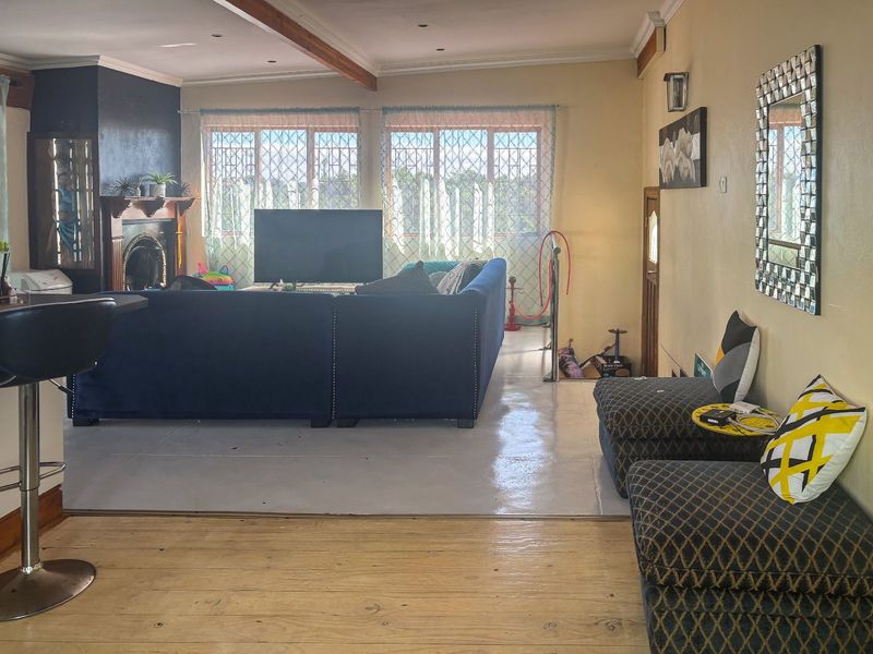 House For Sale in Richmond Hill - Photo 3