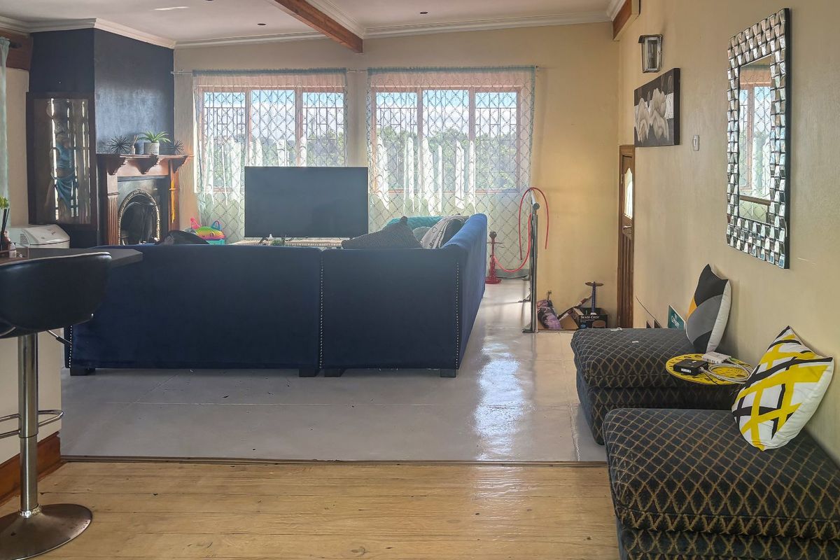 House For Sale in Richmond Hill - Photo 3