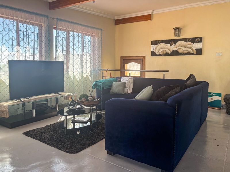 House For Sale in Richmond Hill - Photo 5