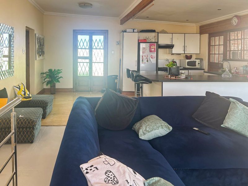 House For Sale in Richmond Hill - Photo 8