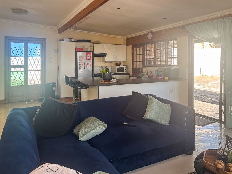 House For Sale in Richmond Hill - Photo 7