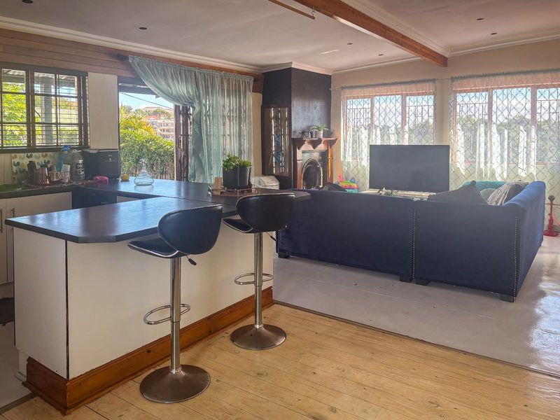 House For Sale in Richmond Hill - Photo 2