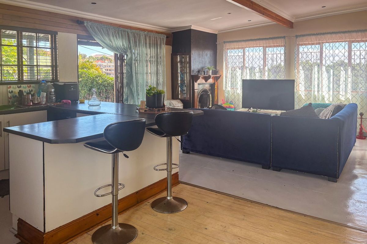 House For Sale in Richmond Hill - Photo 2