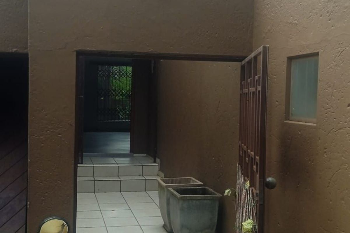 Townhouse For Sale in Roodekrans - Photo 4