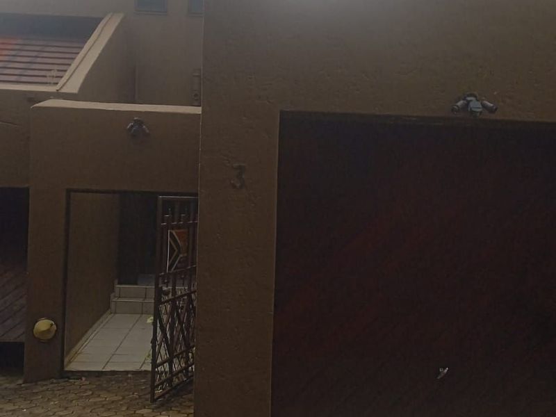 Townhouse For Sale in Roodekrans - Photo 3