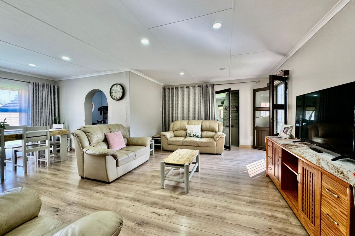 House For Sale in Secunda Central - Photo 4