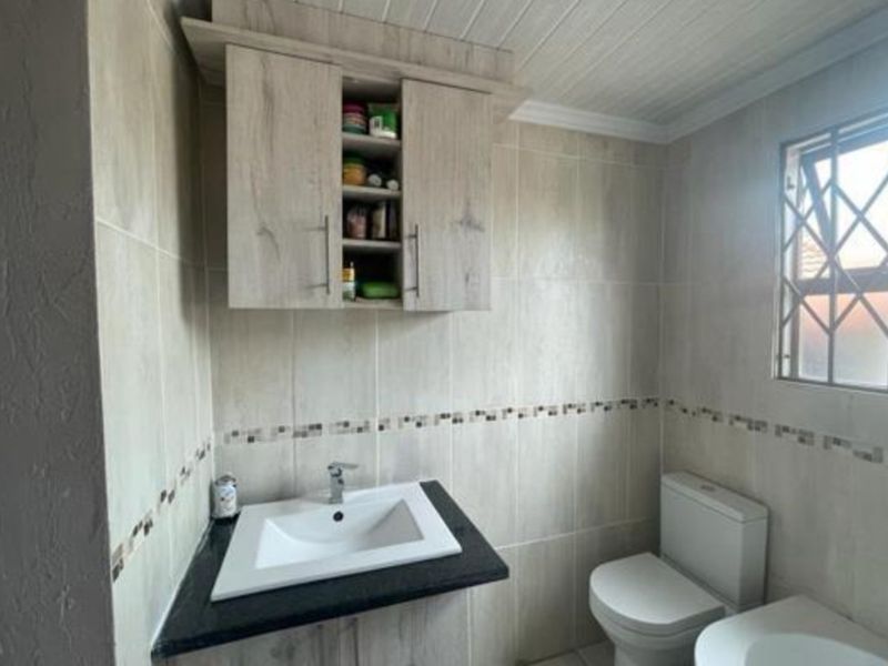 House To Rent in Waterfall - Photo 10