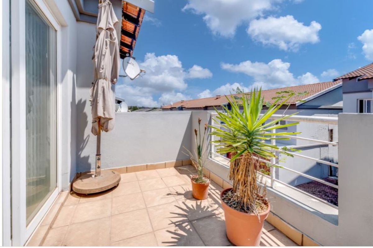 Townhouse For Sale in Ferndale - Photo 5