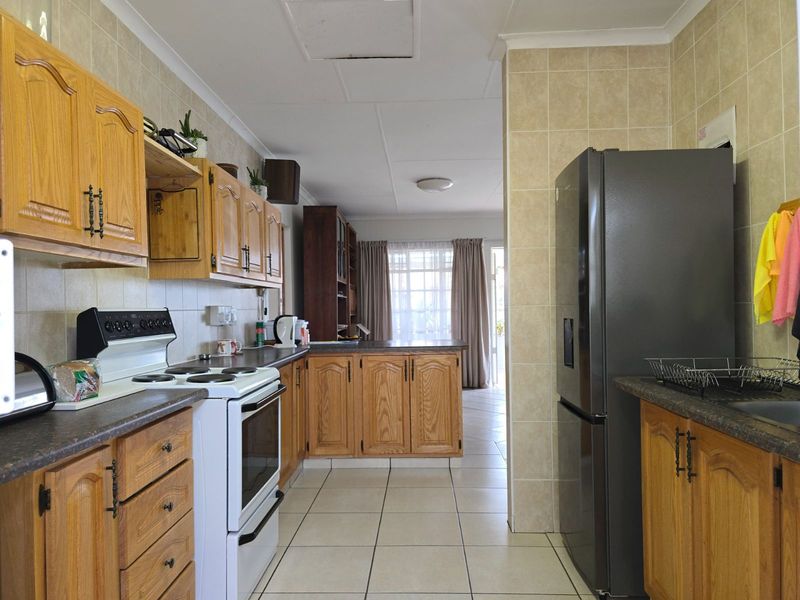 Townhouse For Sale in Die Hoewes - Photo 7