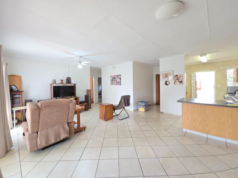 Townhouse For Sale in Die Hoewes - Photo 3