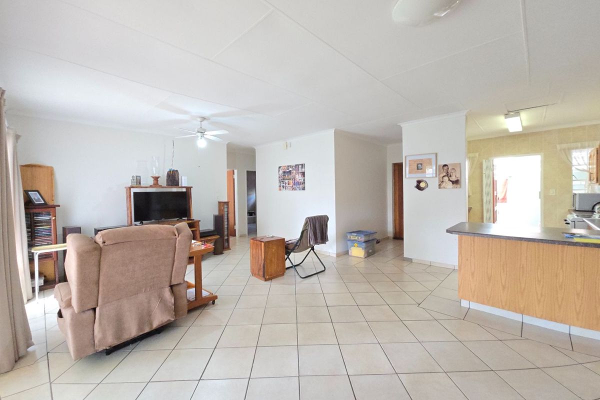 Townhouse For Sale in Die Hoewes - Photo 3