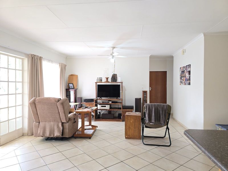 Townhouse For Sale in Die Hoewes - Photo 4