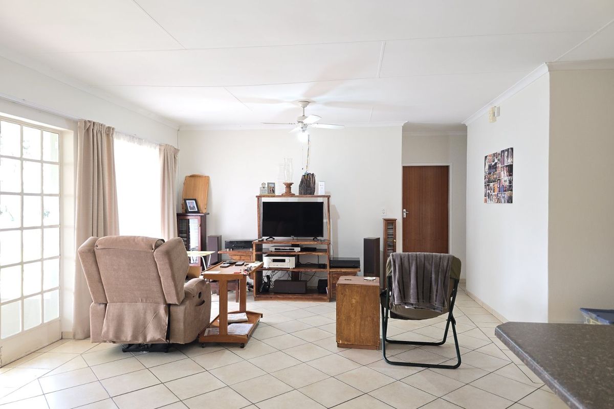 Townhouse For Sale in Die Hoewes - Photo 4