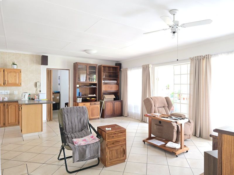 Townhouse For Sale in Die Hoewes - Photo 5