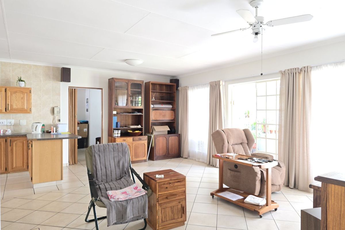 Townhouse For Sale in Die Hoewes - Photo 5