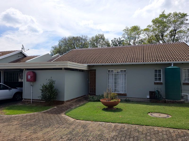 Townhouse For Sale in Die Hoewes - Photo 2