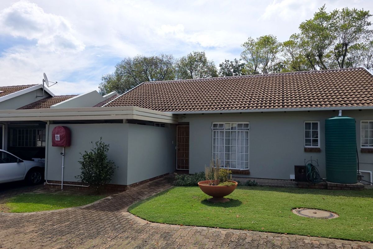 Townhouse For Sale in Die Hoewes - Photo 2