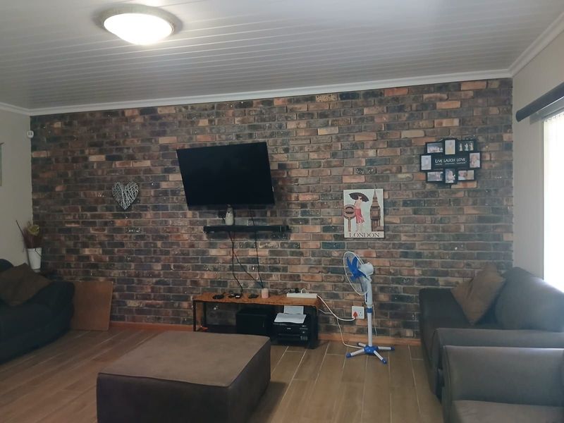 House To Rent in George South - Photo 2