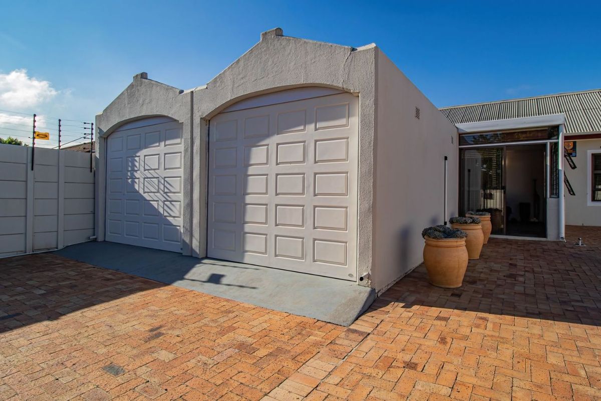 House For Sale in Twin Palms - Photo 4