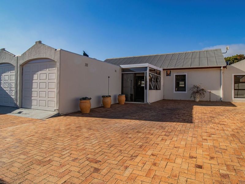 House For Sale in Twin Palms - Photo 3