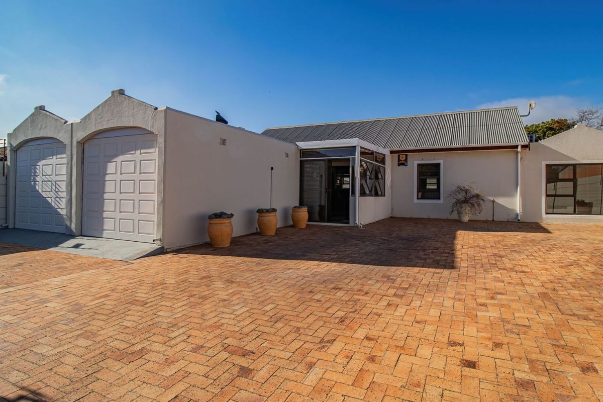 House For Sale in Twin Palms - Photo 3