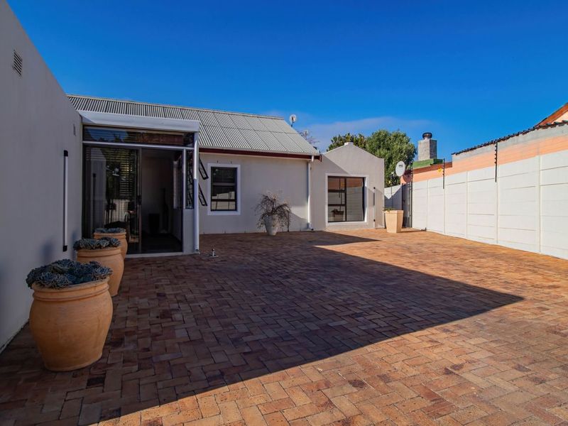 House For Sale in Twin Palms - Photo 5