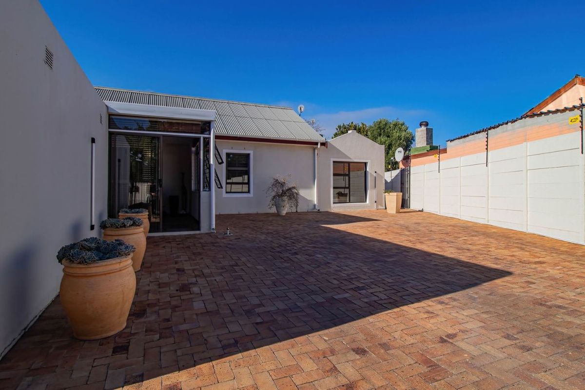 House For Sale in Twin Palms - Photo 5