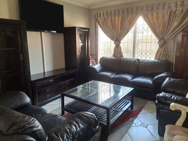Townhouse For Sale in Ormonde - Photo 2