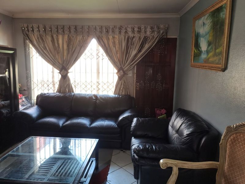 Townhouse For Sale in Ormonde - Photo 3