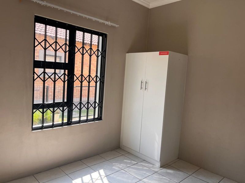 House For Sale in Terra Nova - Photo 4