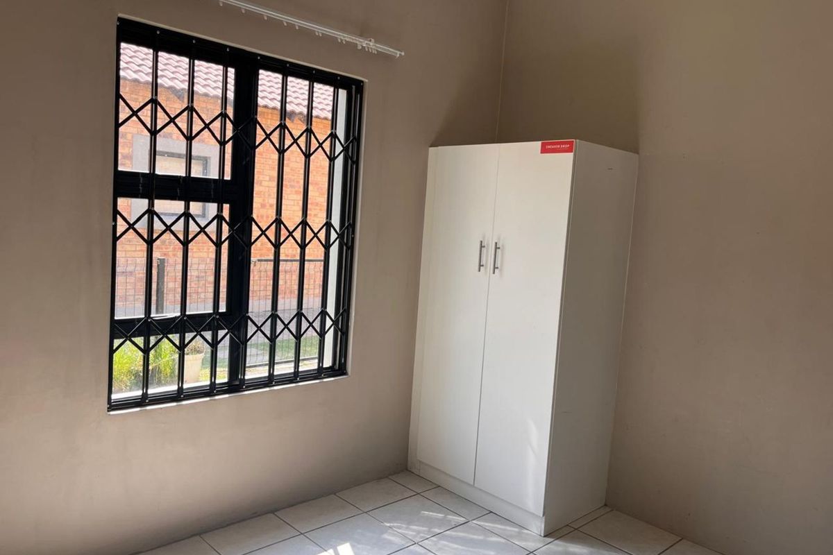 House For Sale in Terra Nova - Photo 4