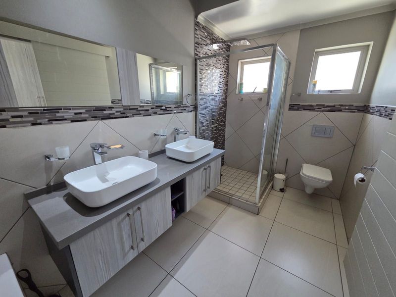 Townhouse For Sale in Bendor - Photo 2