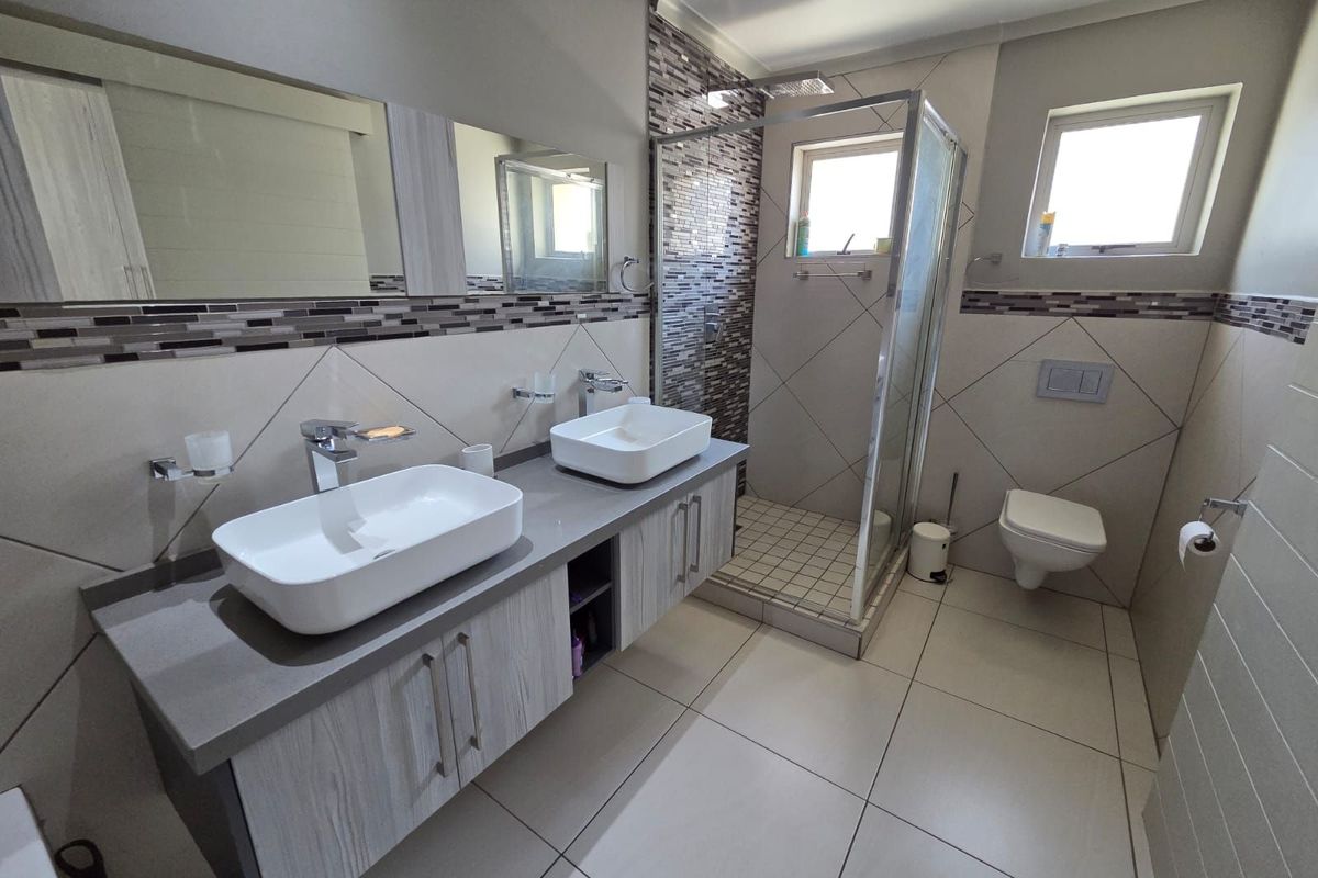 Townhouse For Sale in Bendor - Photo 3