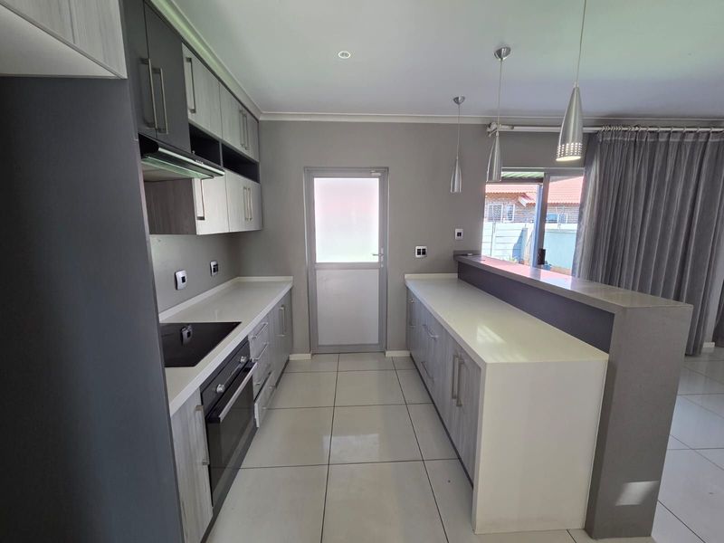 Townhouse For Sale in Bendor - Photo 6