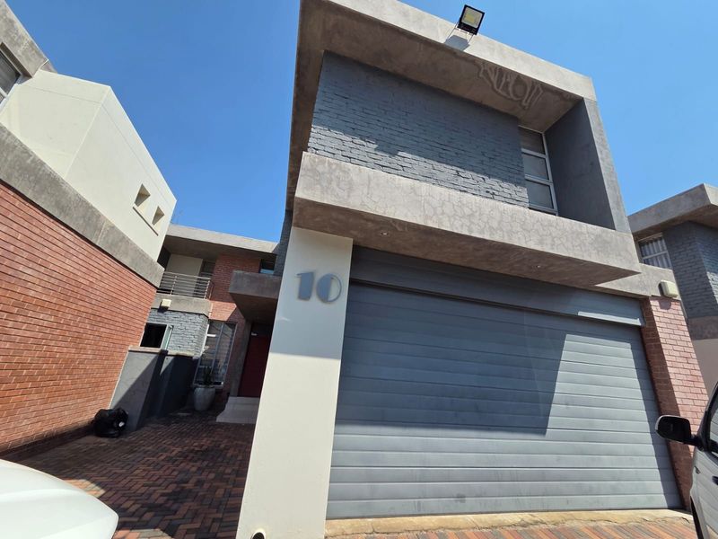 Townhouse For Sale in Bendor - Photo 3