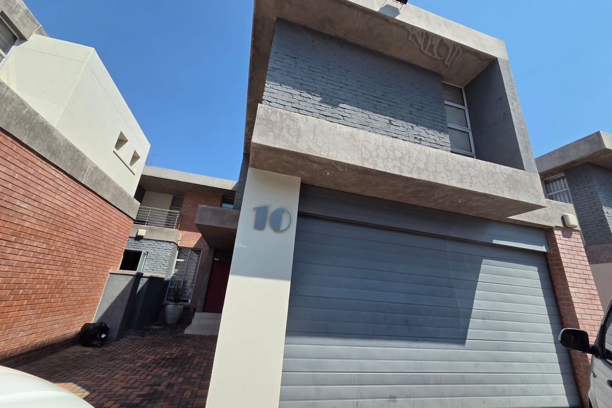 Townhouse For Sale in Bendor - Photo 4