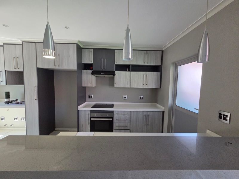 Townhouse For Sale in Bendor - Photo 5