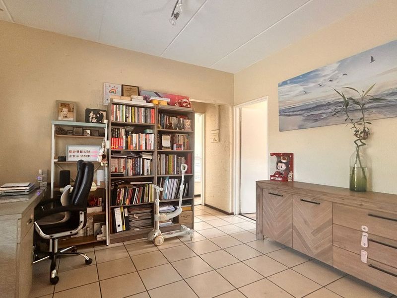Apartment For Sale in Lonehill - Photo 2