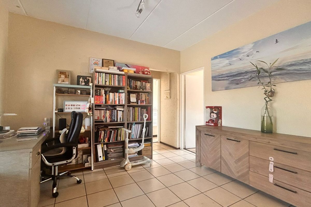 Apartment For Sale in Lonehill - Photo 2