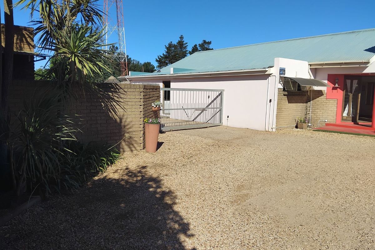 Guest House For Sale in Albertinia Central - Photo 3